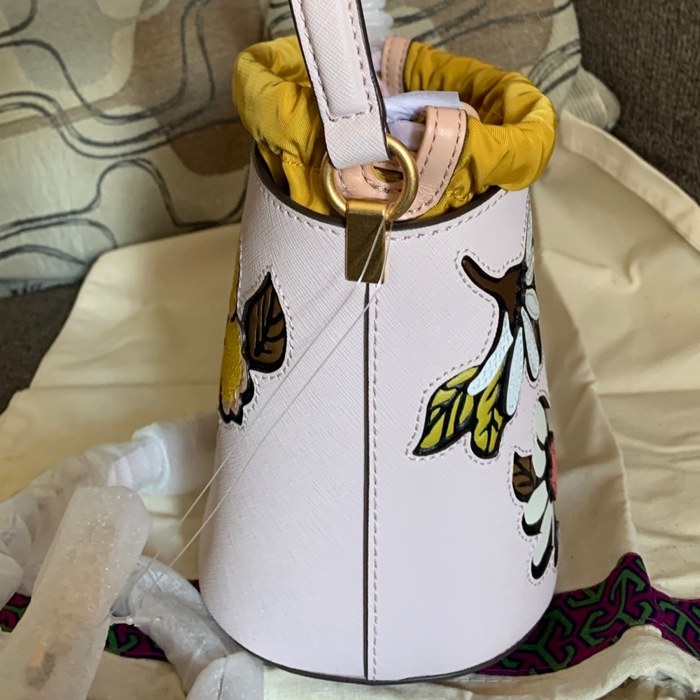 SOLD⛔️Authentic TORY BURCH Leather flower appliqués drawstring optional Crosb - Picture 4 of 15